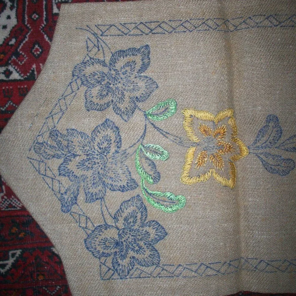 Vintage Floral Burlap Printed Needlepoint Runner Kit & Thread Made UK 42